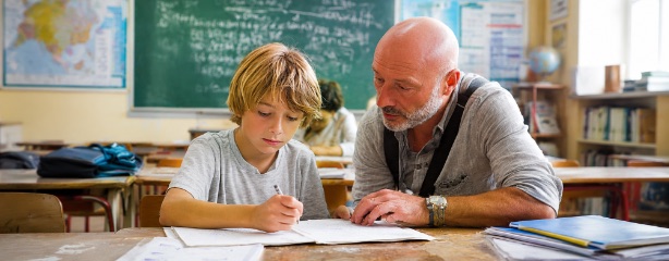 Bénévole avec un enfant